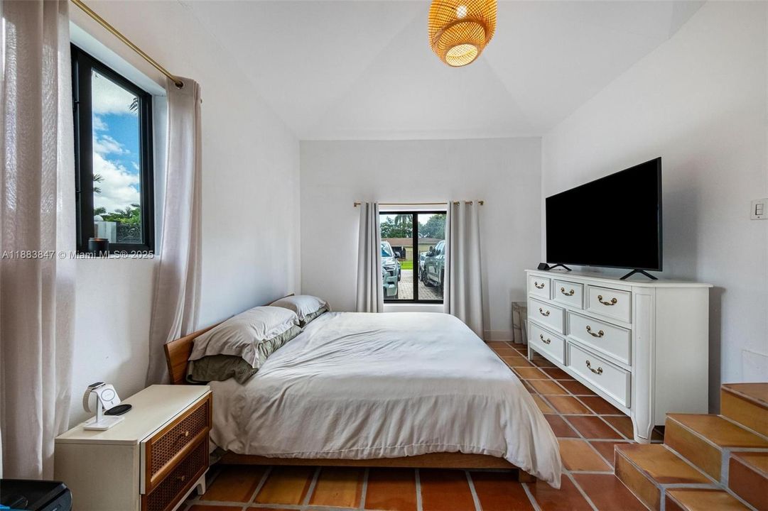 合同活跃: $875,000 (3 贝兹, 2 浴室, 1676 平方英尺)