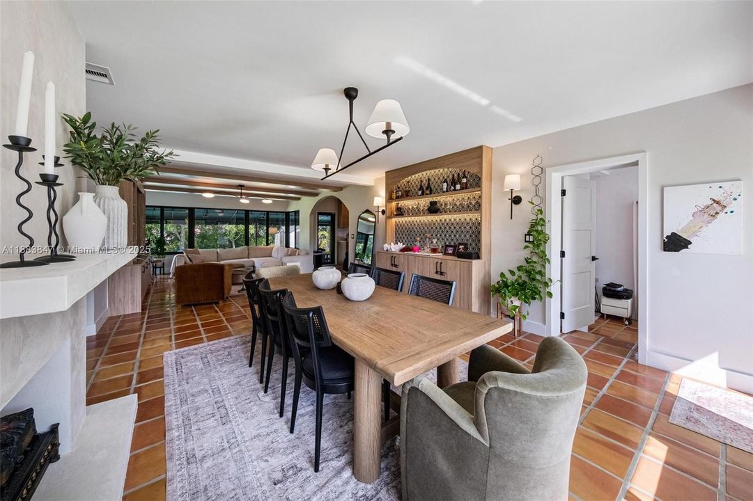 合同活跃: $875,000 (3 贝兹, 2 浴室, 1676 平方英尺)