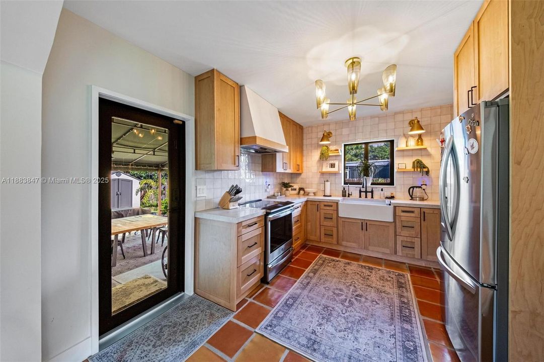 合同活跃: $875,000 (3 贝兹, 2 浴室, 1676 平方英尺)