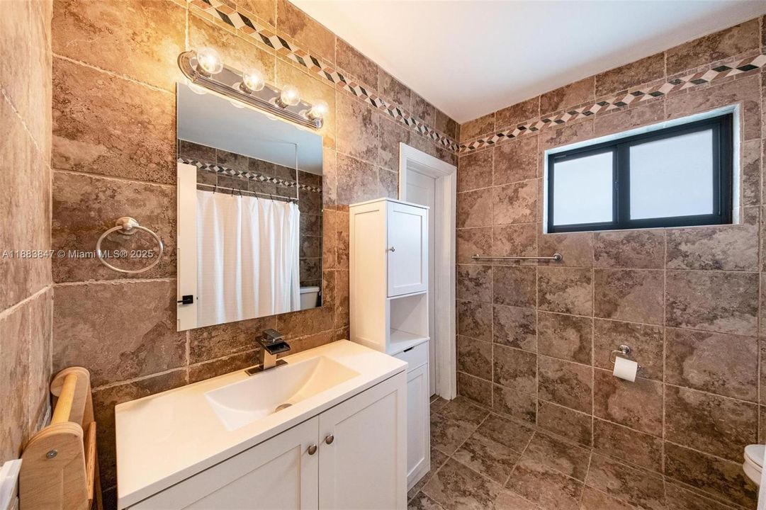 合同活跃: $875,000 (3 贝兹, 2 浴室, 1676 平方英尺)