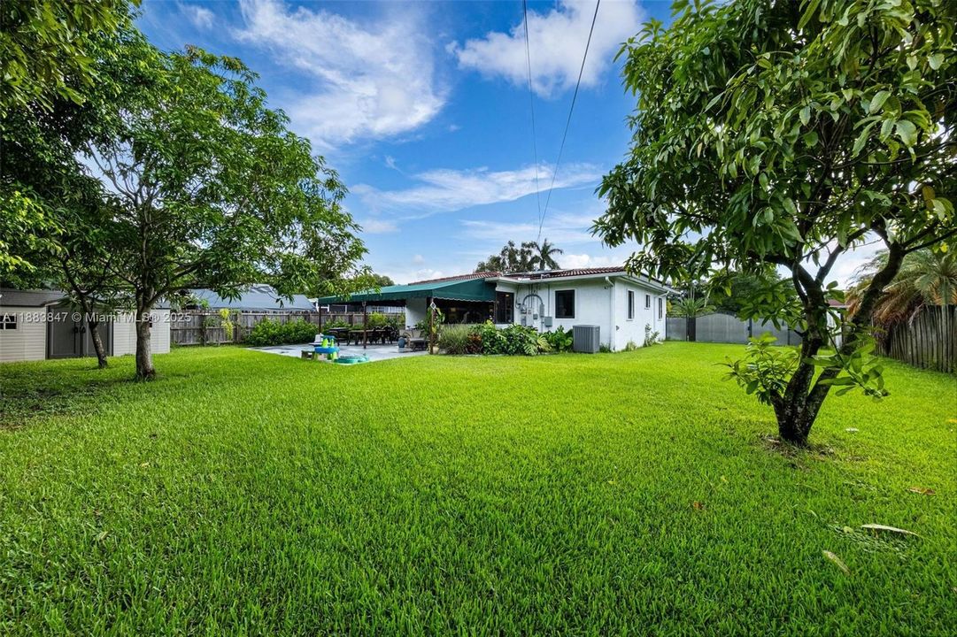 合同活跃: $875,000 (3 贝兹, 2 浴室, 1676 平方英尺)