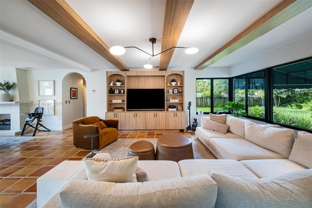 合同活跃: $875,000 (3 贝兹, 2 浴室, 1676 平方英尺)