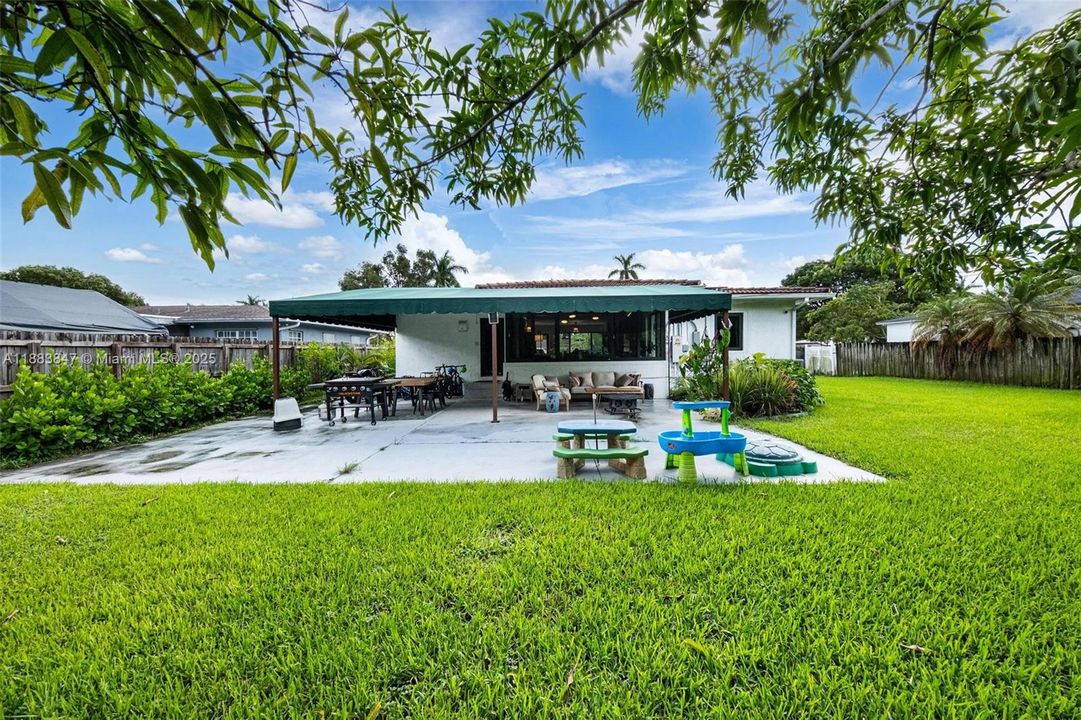 合同活跃: $875,000 (3 贝兹, 2 浴室, 1676 平方英尺)