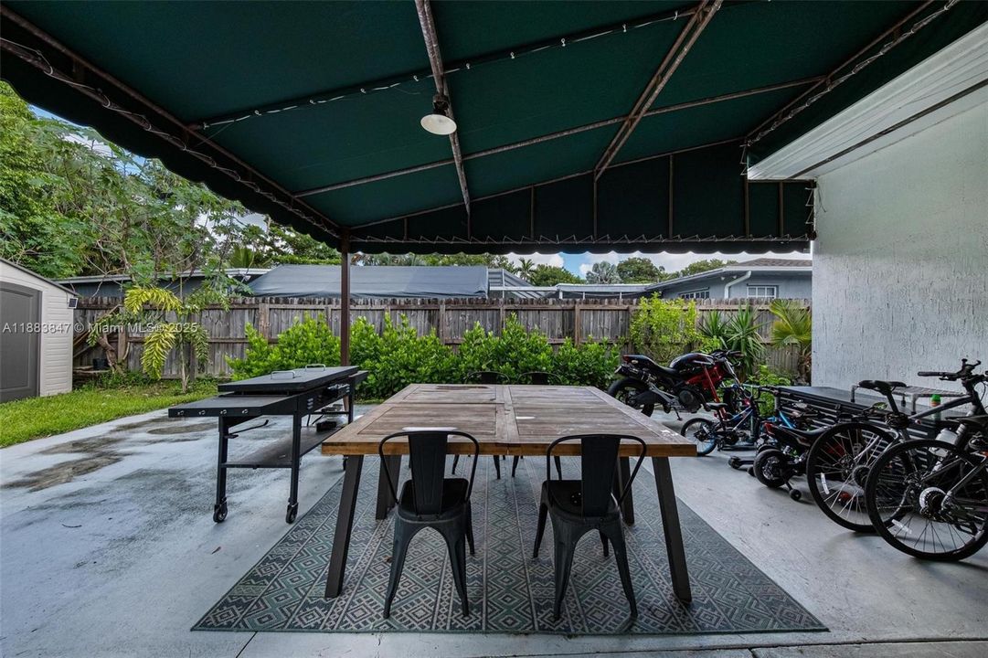 合同活跃: $875,000 (3 贝兹, 2 浴室, 1676 平方英尺)