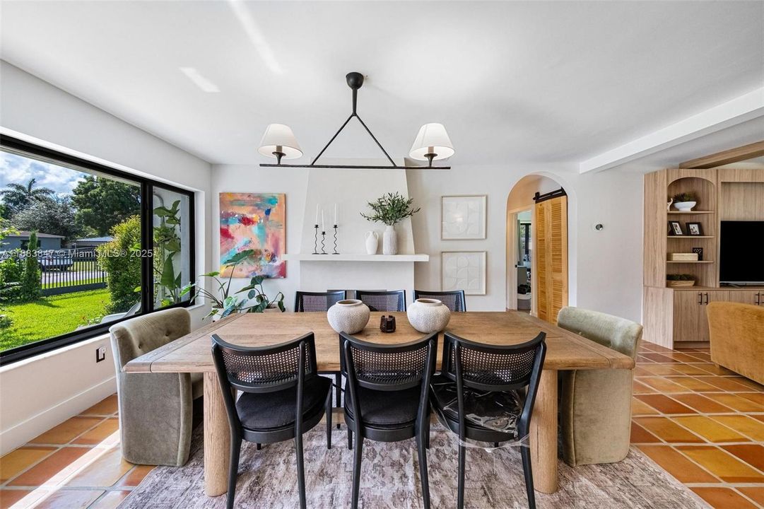 合同活跃: $875,000 (3 贝兹, 2 浴室, 1676 平方英尺)