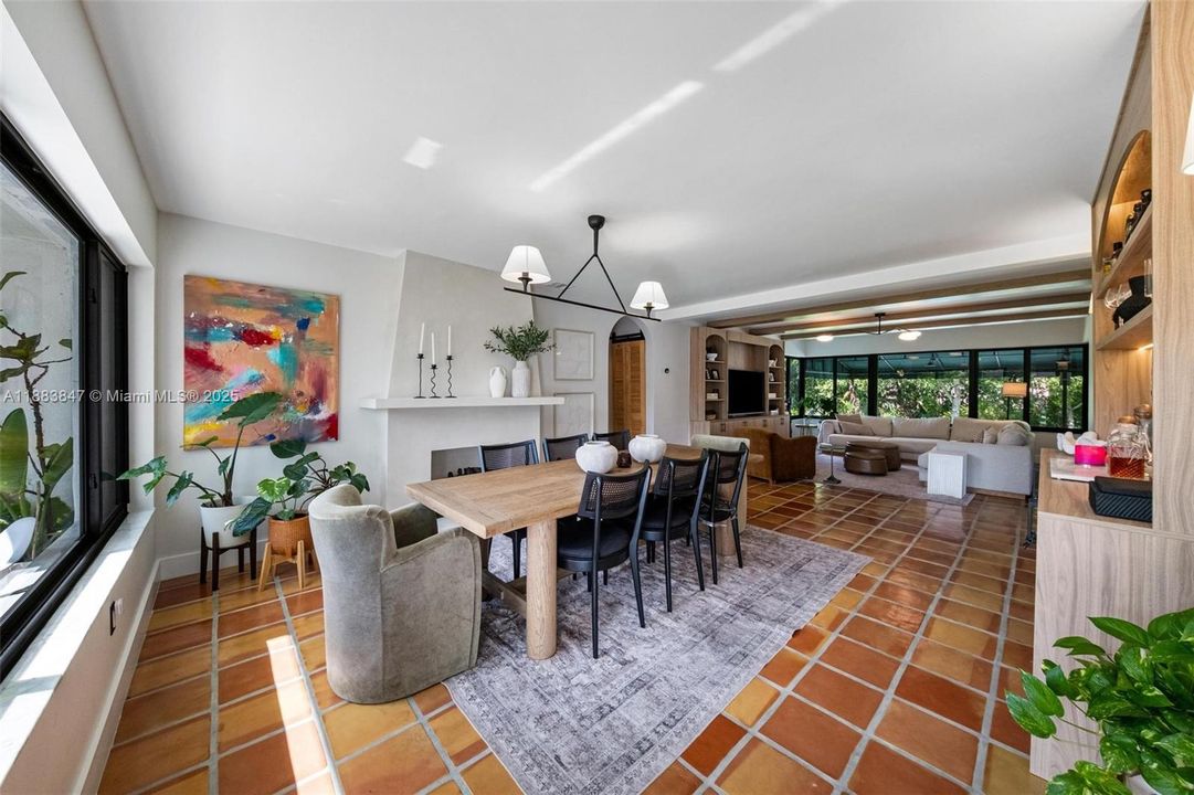 合同活跃: $875,000 (3 贝兹, 2 浴室, 1676 平方英尺)