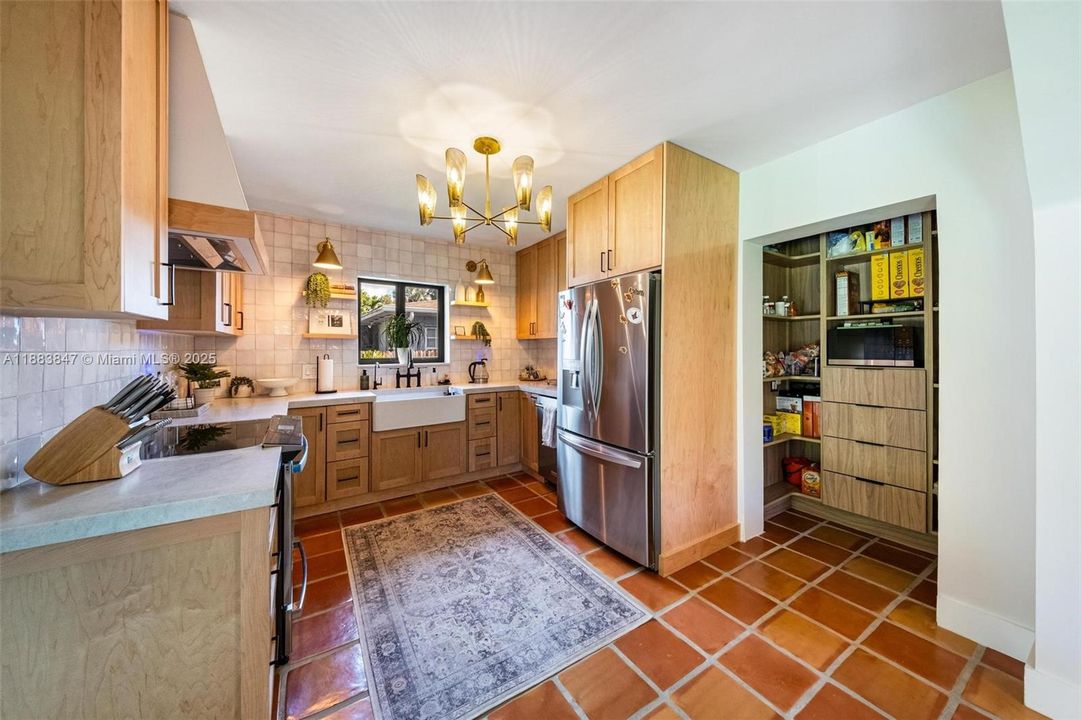 合同活跃: $875,000 (3 贝兹, 2 浴室, 1676 平方英尺)