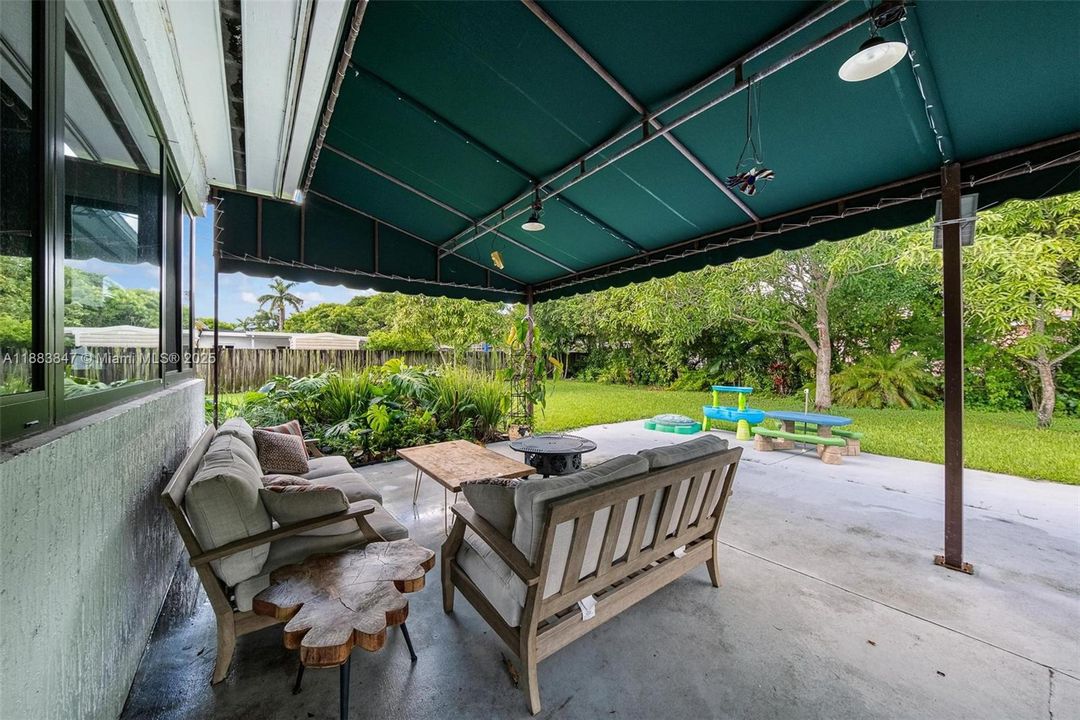 合同活跃: $875,000 (3 贝兹, 2 浴室, 1676 平方英尺)