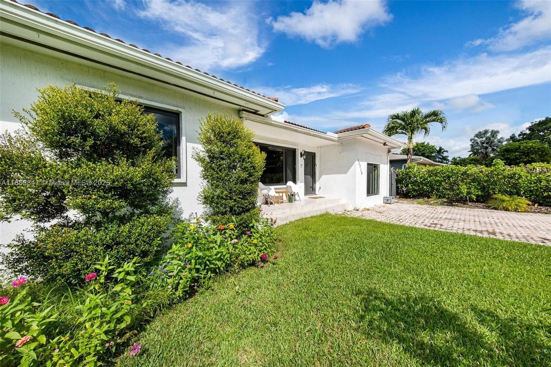 合同活跃: $875,000 (3 贝兹, 2 浴室, 1676 平方英尺)