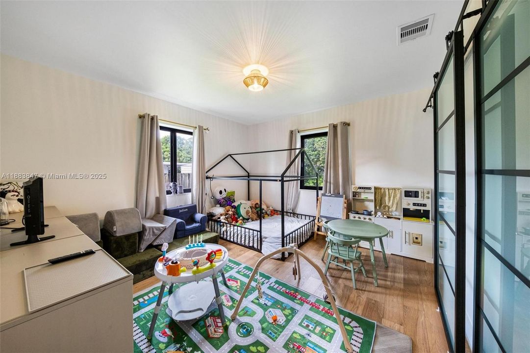 合同活跃: $875,000 (3 贝兹, 2 浴室, 1676 平方英尺)