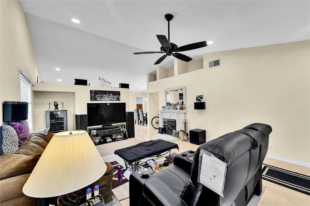 Activo con contrato: $549,900 (3 camas, 2 baños, 1453 Pies cuadrados)