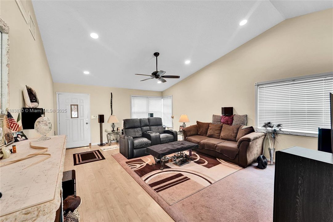 Activo con contrato: $549,900 (3 camas, 2 baños, 1453 Pies cuadrados)