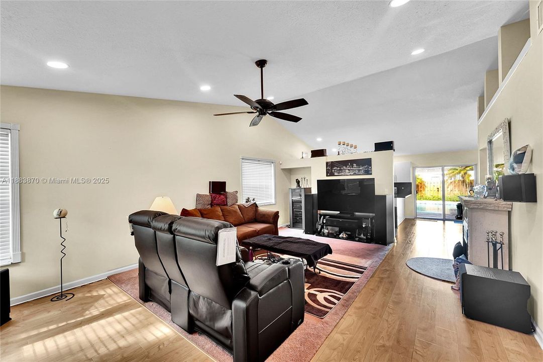 Activo con contrato: $549,900 (3 camas, 2 baños, 1453 Pies cuadrados)