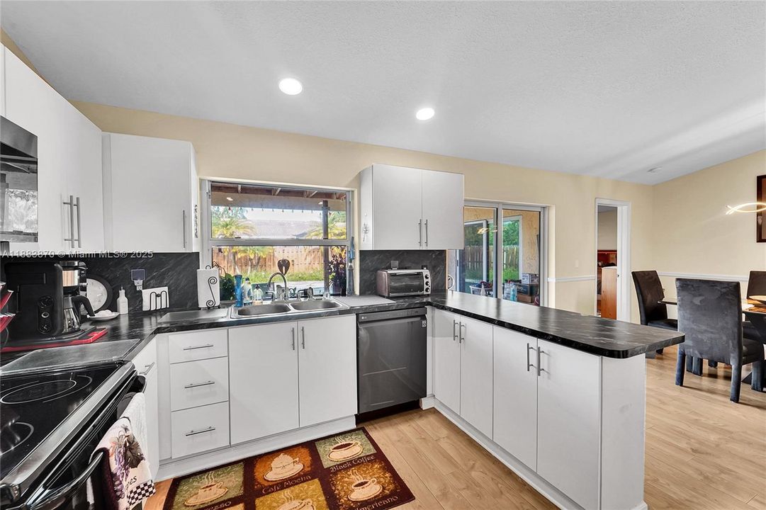 Activo con contrato: $549,900 (3 camas, 2 baños, 1453 Pies cuadrados)