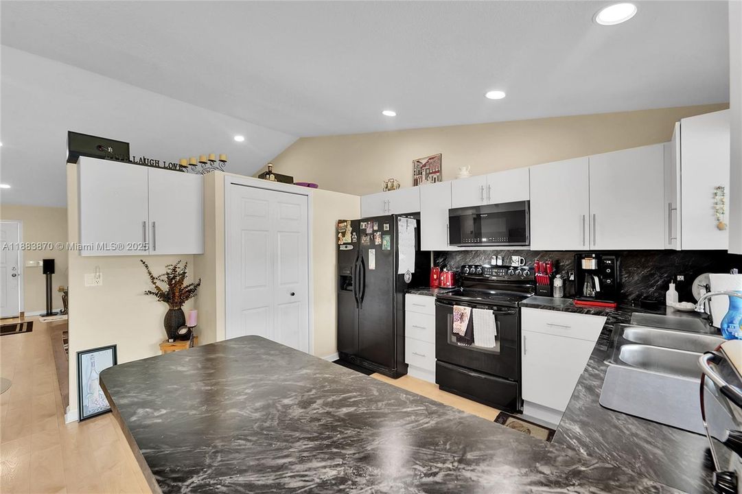 Activo con contrato: $549,900 (3 camas, 2 baños, 1453 Pies cuadrados)