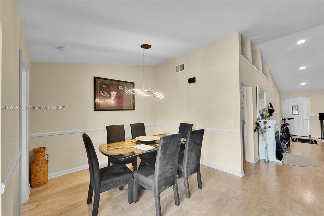 Activo con contrato: $549,900 (3 camas, 2 baños, 1453 Pies cuadrados)