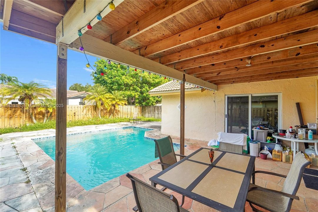 Activo con contrato: $549,900 (3 camas, 2 baños, 1453 Pies cuadrados)