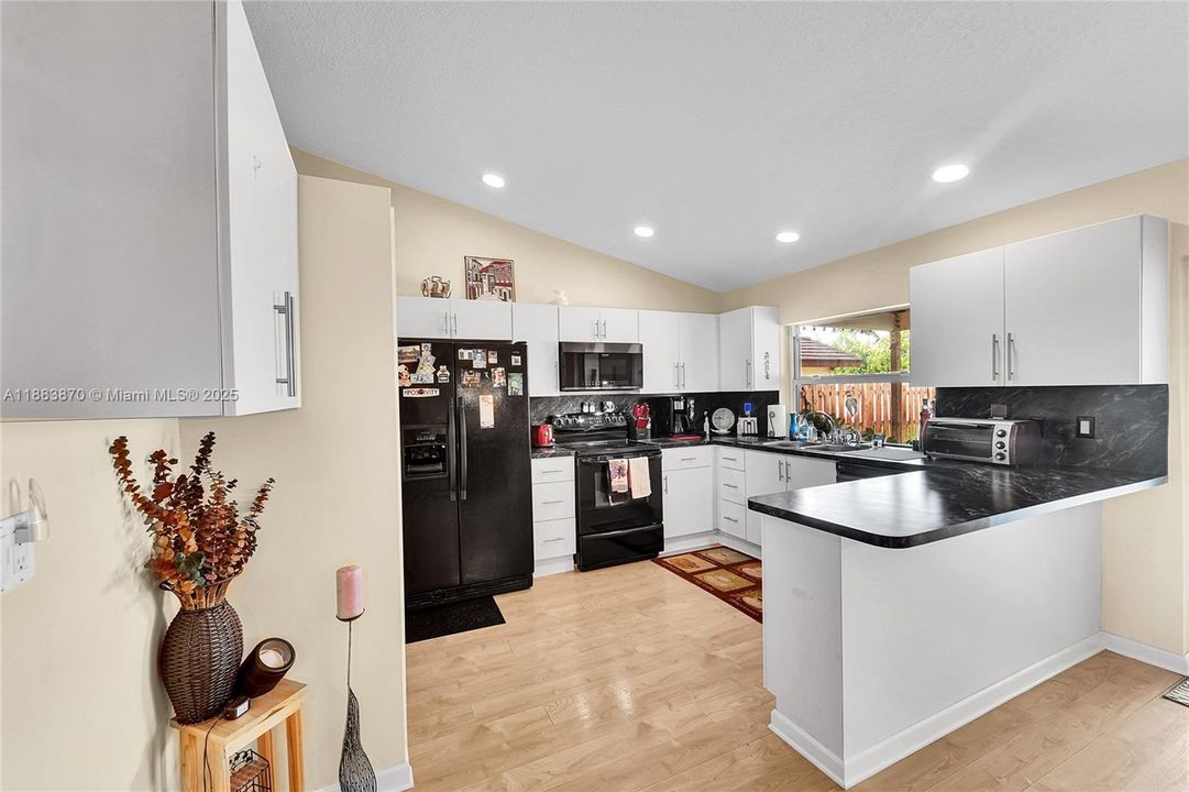 Activo con contrato: $549,900 (3 camas, 2 baños, 1453 Pies cuadrados)