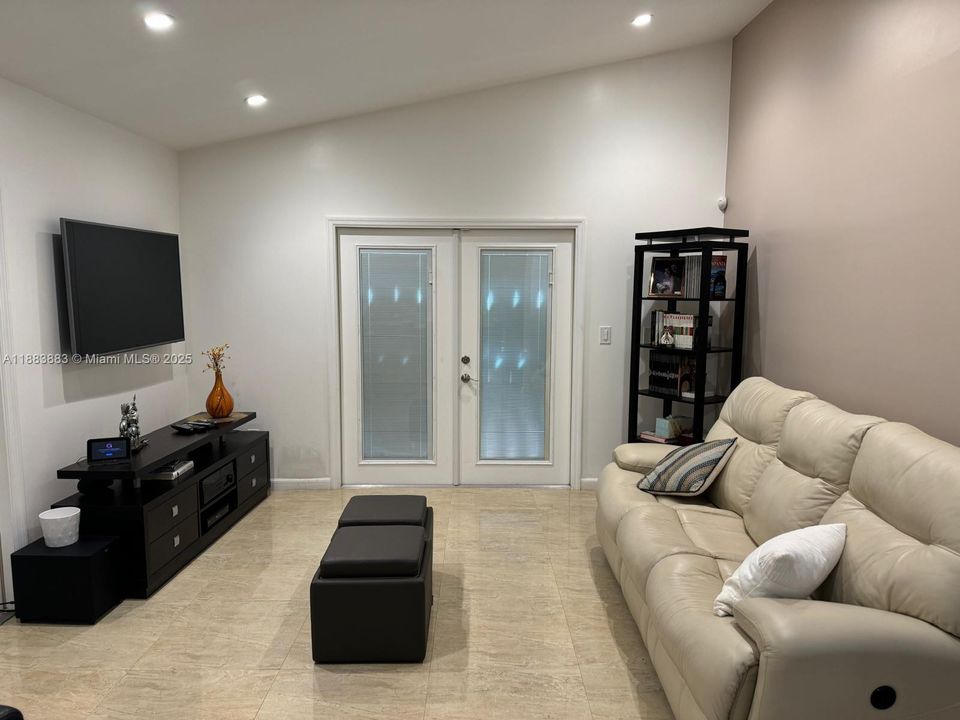 Под контрактом: $4,300 (3 спален, 2 ванн, 1756 Квадратных фут)