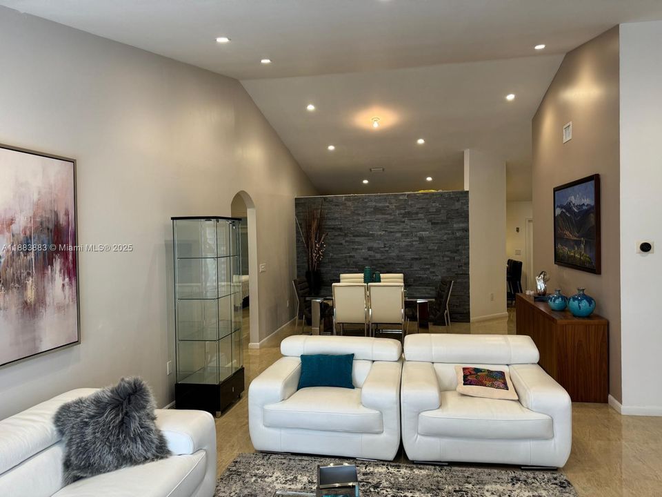 Под контрактом: $4,300 (3 спален, 2 ванн, 1756 Квадратных фут)