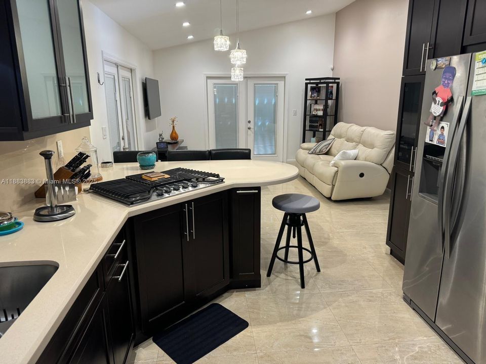 Под контрактом: $4,300 (3 спален, 2 ванн, 1756 Квадратных фут)