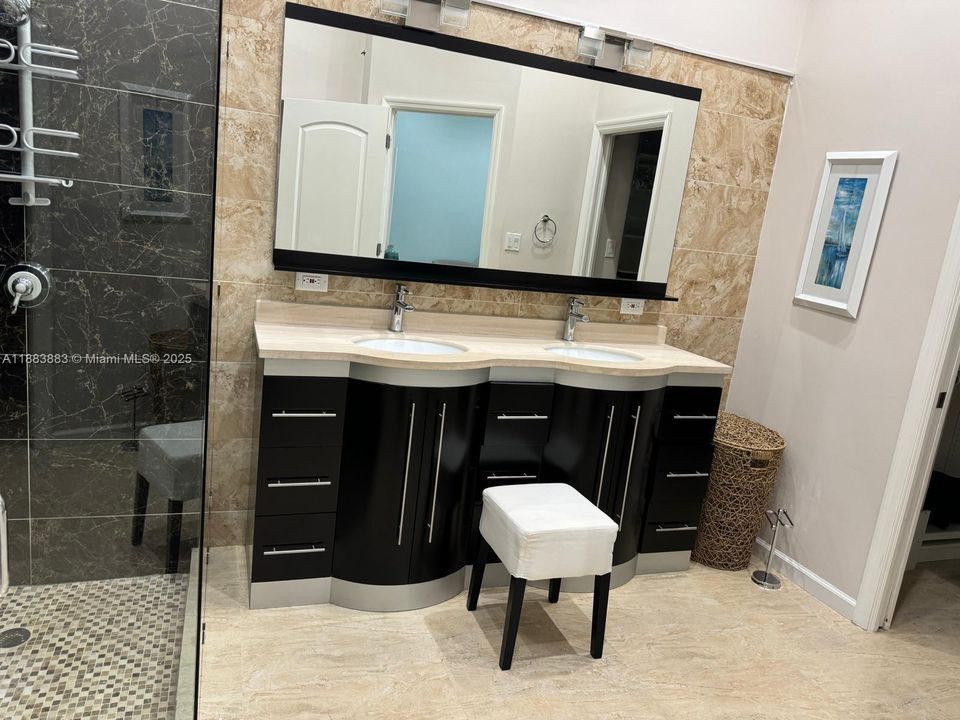 Под контрактом: $4,300 (3 спален, 2 ванн, 1756 Квадратных фут)