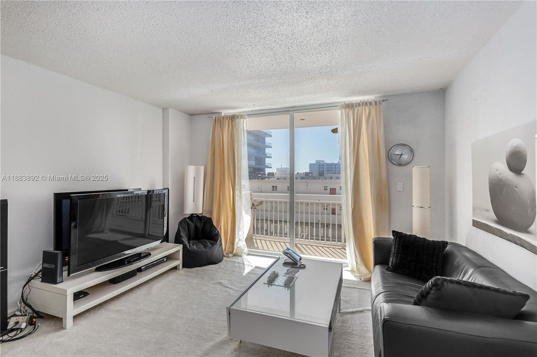 For Sale: $499,000 (1 beds, 1 baths, 656 Square Feet)