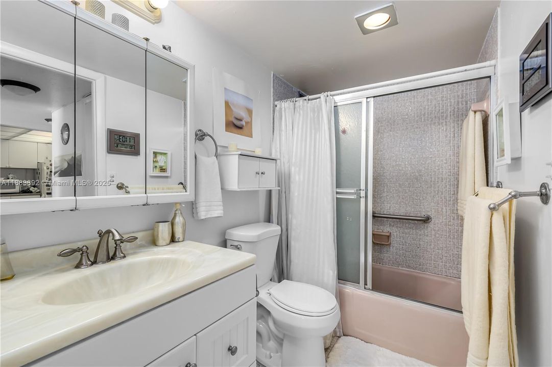 For Sale: $499,000 (1 beds, 1 baths, 656 Square Feet)