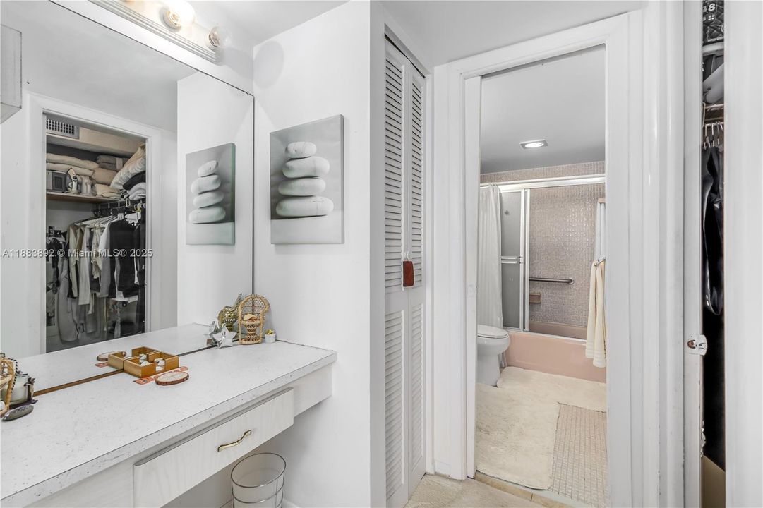 For Sale: $499,000 (1 beds, 1 baths, 656 Square Feet)