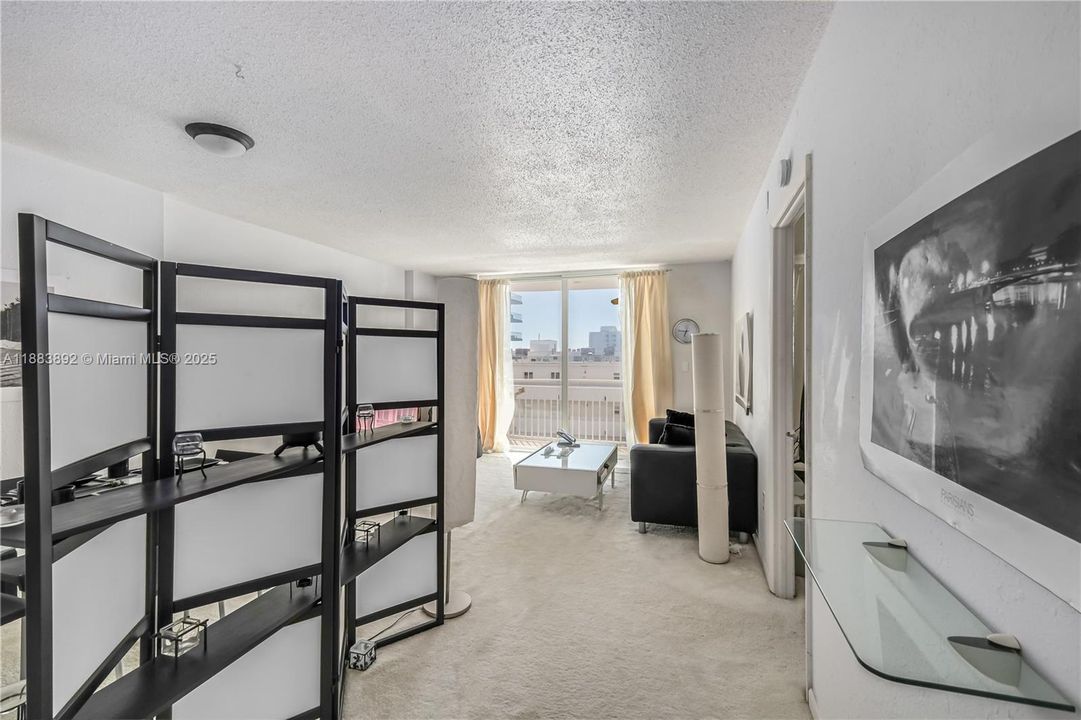 For Sale: $499,000 (1 beds, 1 baths, 656 Square Feet)