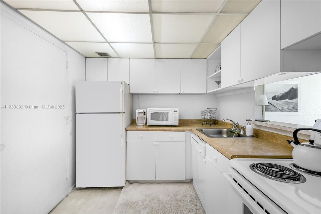 For Sale: $499,000 (1 beds, 1 baths, 656 Square Feet)