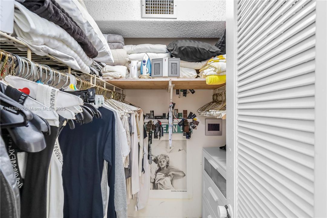 For Sale: $499,000 (1 beds, 1 baths, 656 Square Feet)