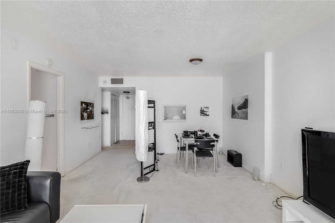 For Sale: $499,000 (1 beds, 1 baths, 656 Square Feet)