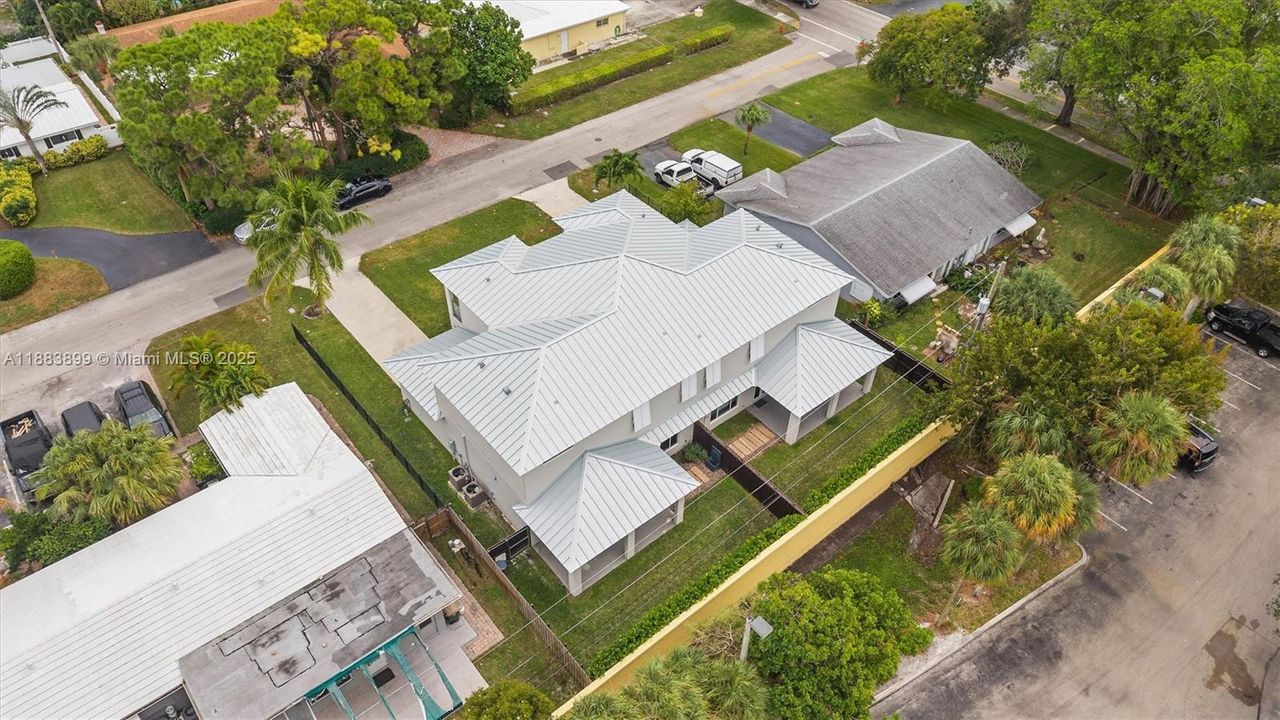 For Sale: $2,500,000 (6 beds, 6 baths, 5754 Square Feet)