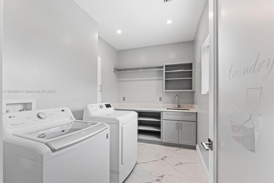 For Sale: $2,500,000 (6 beds, 6 baths, 5754 Square Feet)