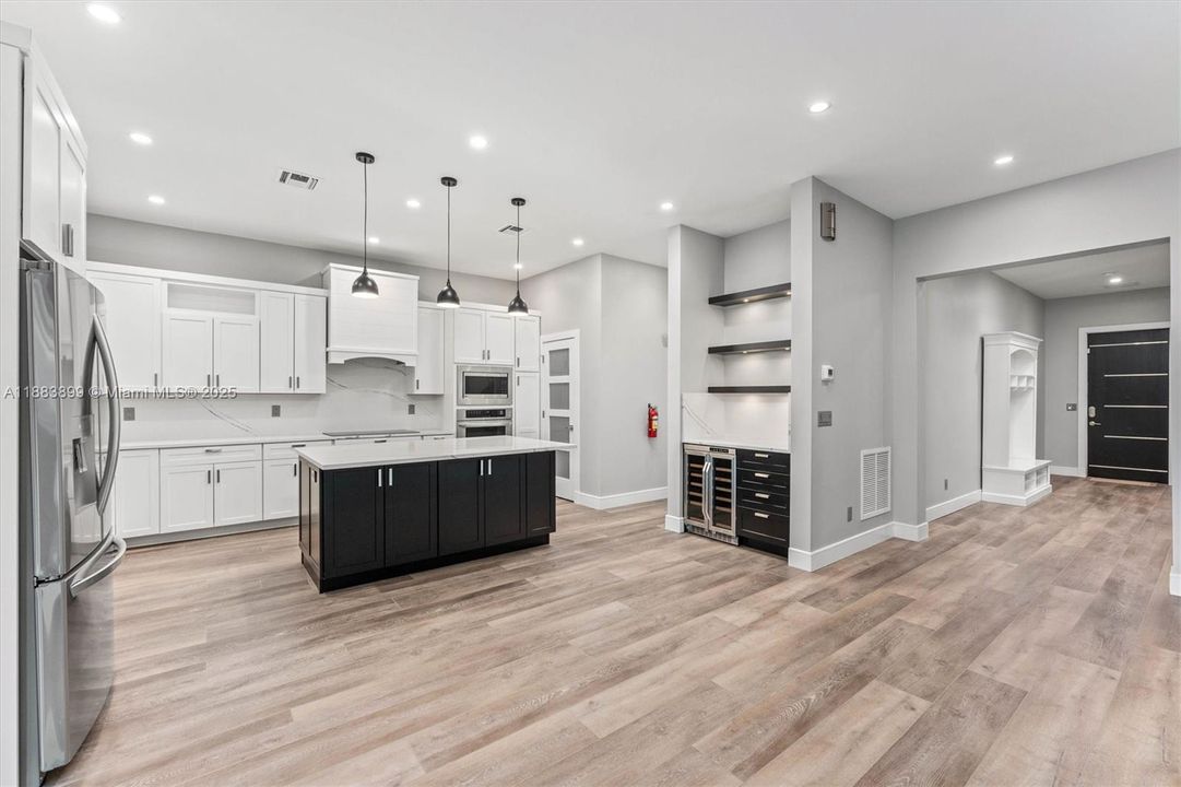 For Sale: $2,500,000 (6 beds, 6 baths, 5754 Square Feet)