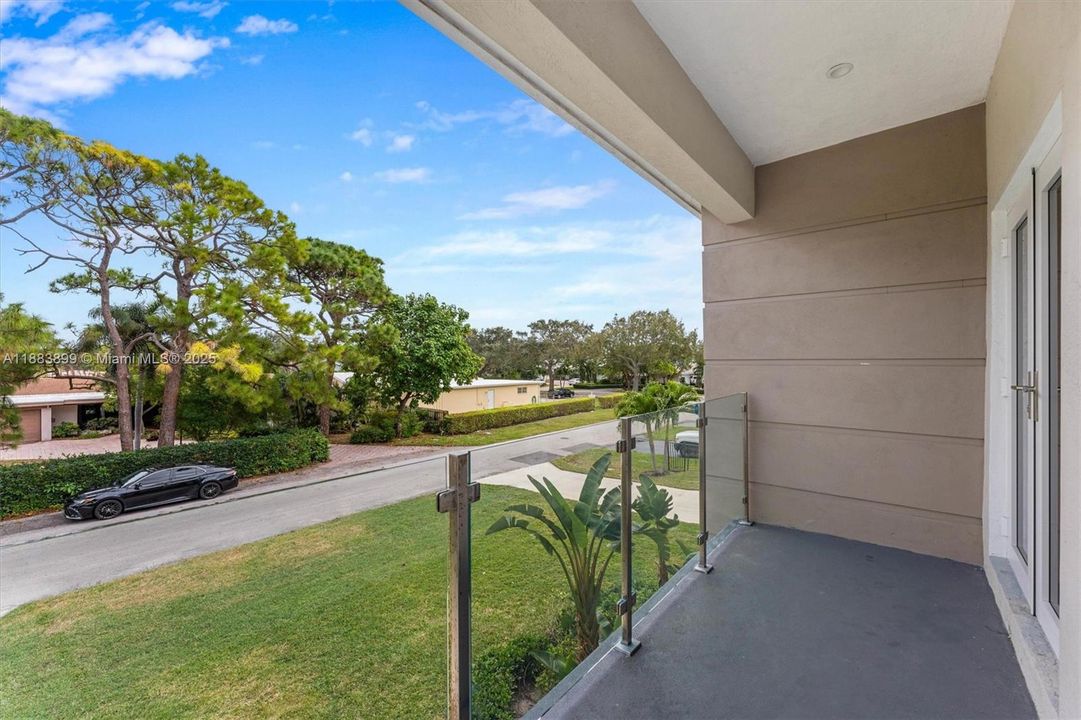 For Sale: $2,500,000 (6 beds, 6 baths, 5754 Square Feet)