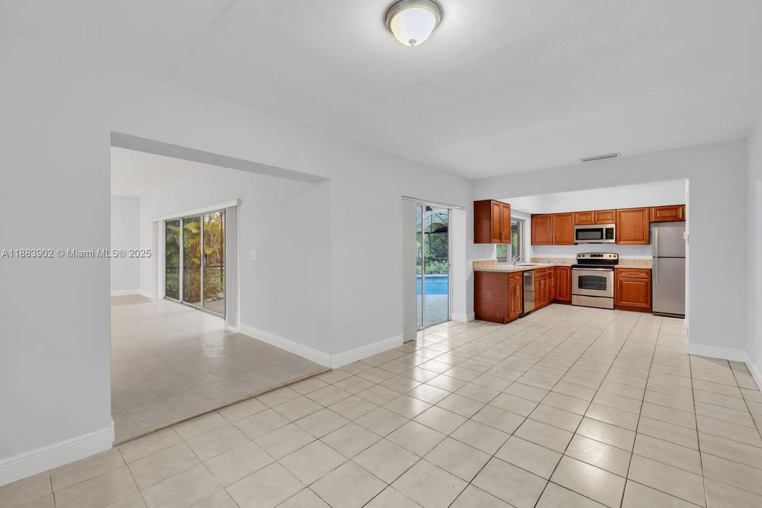 Под контрактом: $5,500 (4 спален, 2 ванн, 2456 Квадратных фут)