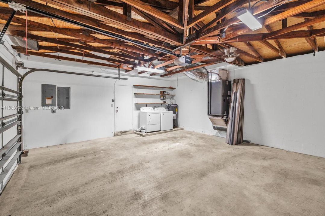 Под контрактом: $5,500 (4 спален, 2 ванн, 2456 Квадратных фут)