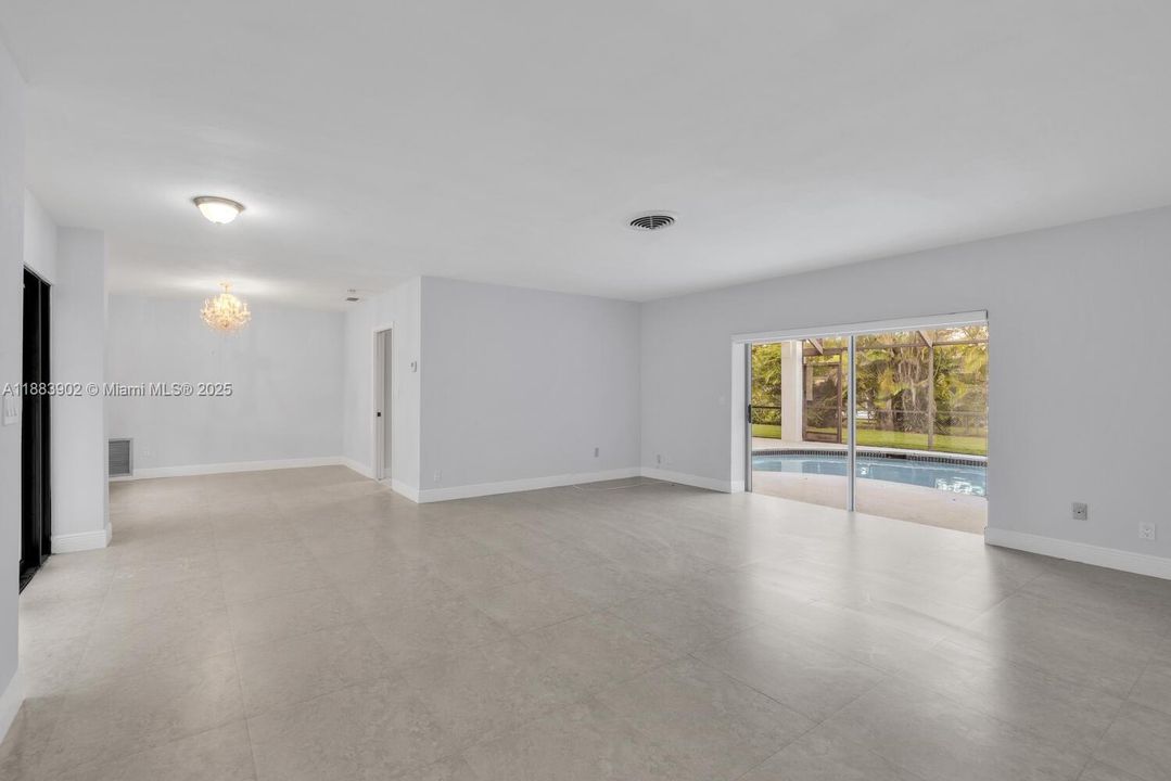 Под контрактом: $5,500 (4 спален, 2 ванн, 2456 Квадратных фут)