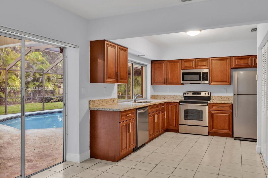 Под контрактом: $5,500 (4 спален, 2 ванн, 2456 Квадратных фут)