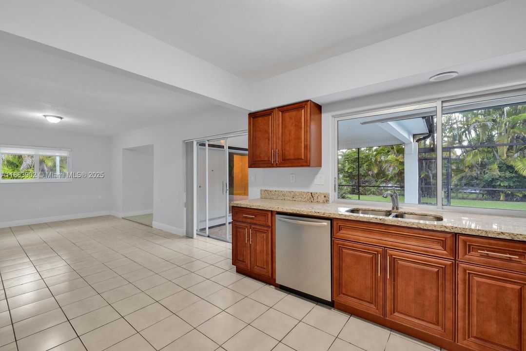 Под контрактом: $5,500 (4 спален, 2 ванн, 2456 Квадратных фут)