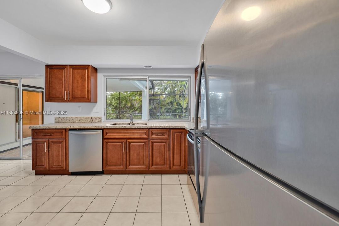 Под контрактом: $5,500 (4 спален, 2 ванн, 2456 Квадратных фут)