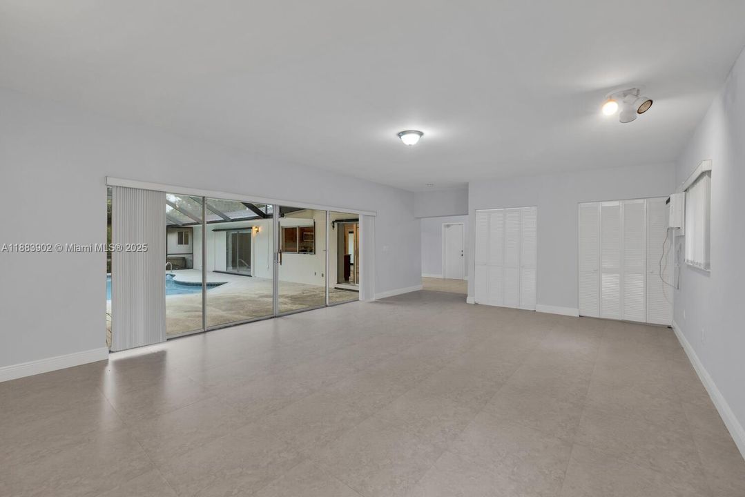 Под контрактом: $5,500 (4 спален, 2 ванн, 2456 Квадратных фут)