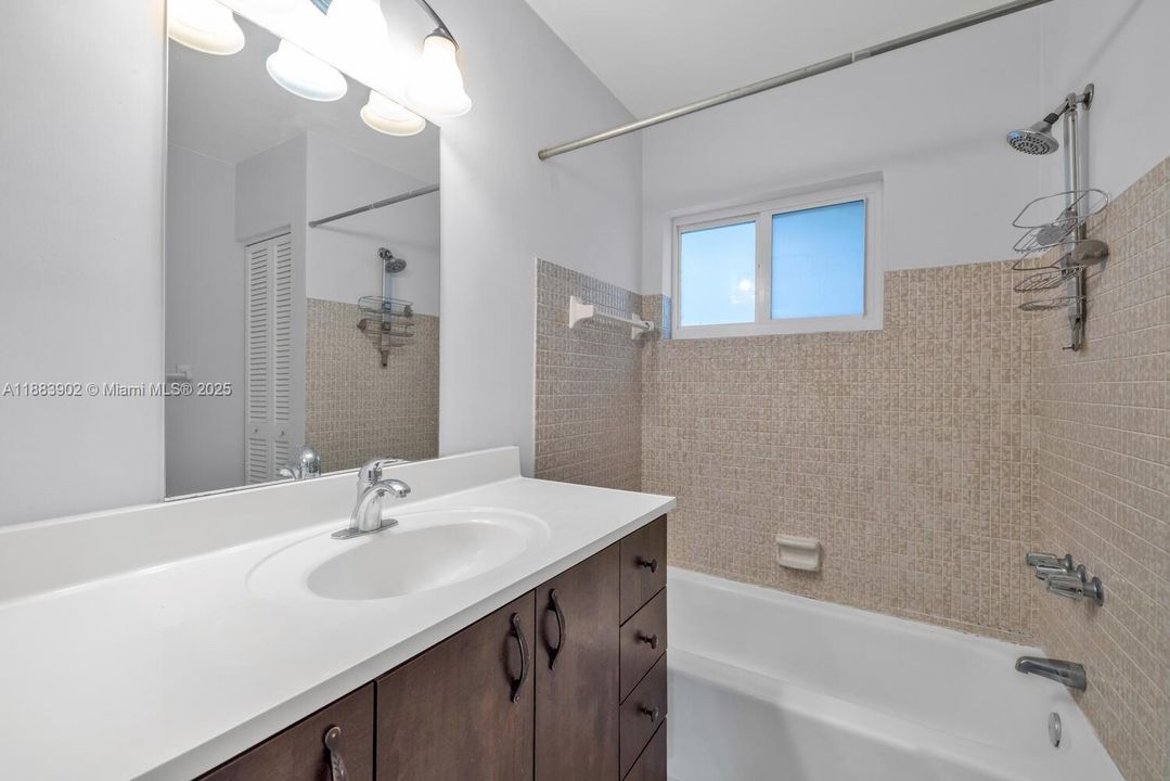 Под контрактом: $5,500 (4 спален, 2 ванн, 2456 Квадратных фут)