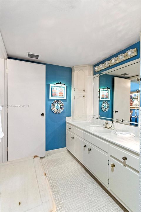 Vendido Recientemente: $425,000 (2 camas, 2 baños, 1295 Pies cuadrados)