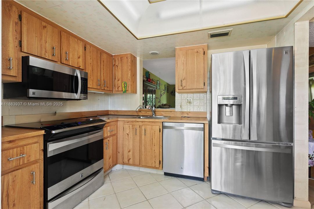 For Sale: $165,000 (2 beds, 2 baths, 1000 Square Feet)