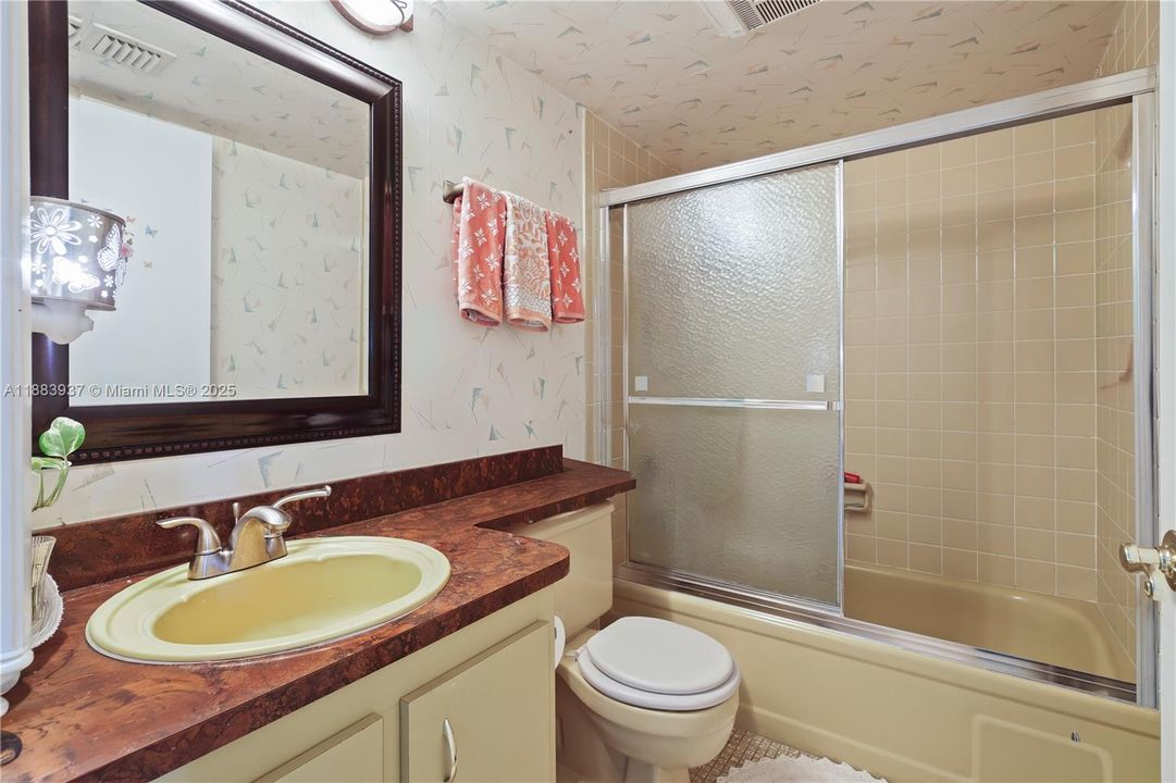 For Sale: $165,000 (2 beds, 2 baths, 1000 Square Feet)