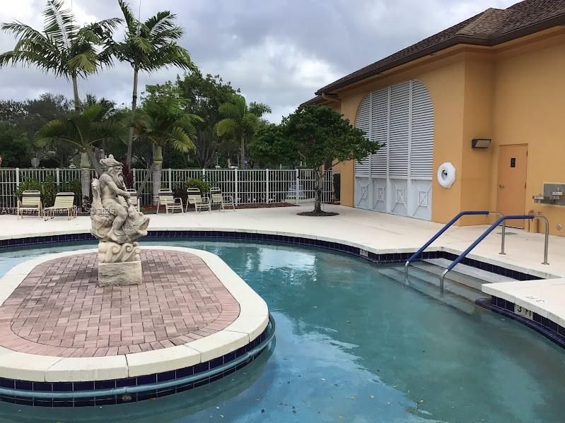 For Sale: $125,000 (2 beds, 1 baths, 819 Square Feet)