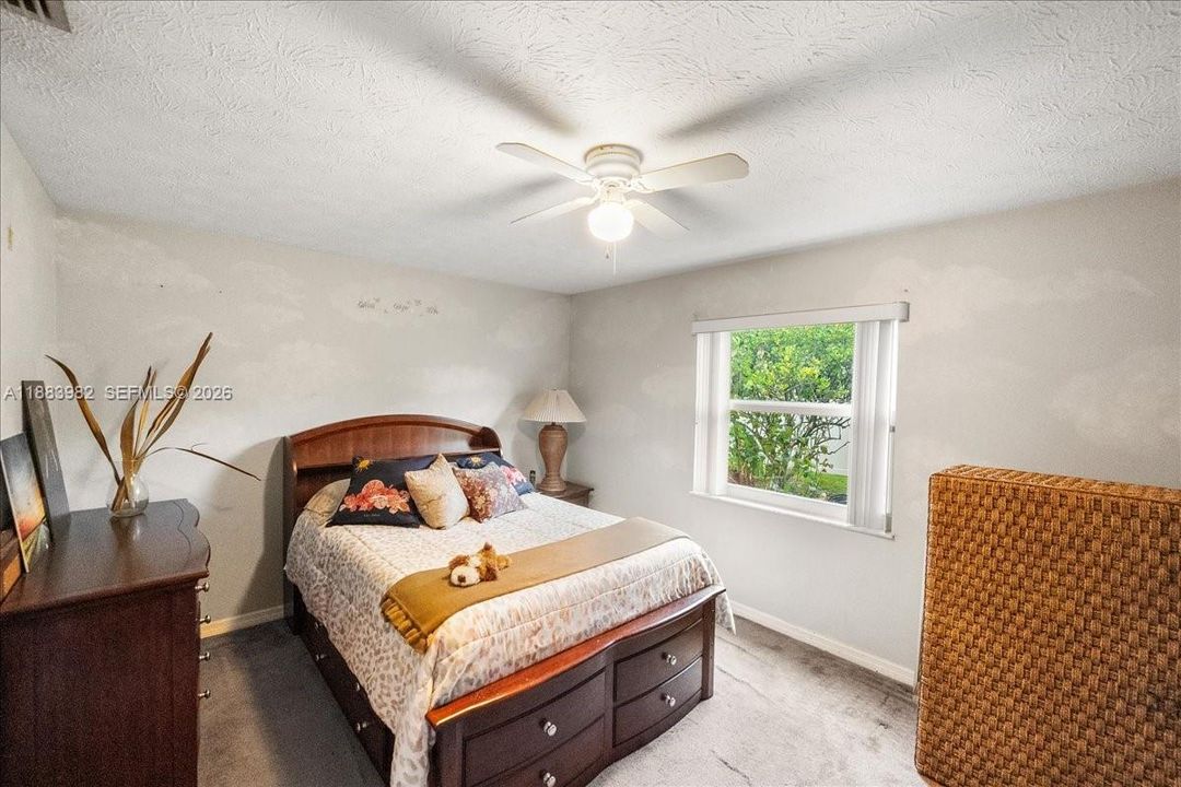 Под контрактом: $399,500 (3 спален, 2 ванн, 1962 Квадратных фут)